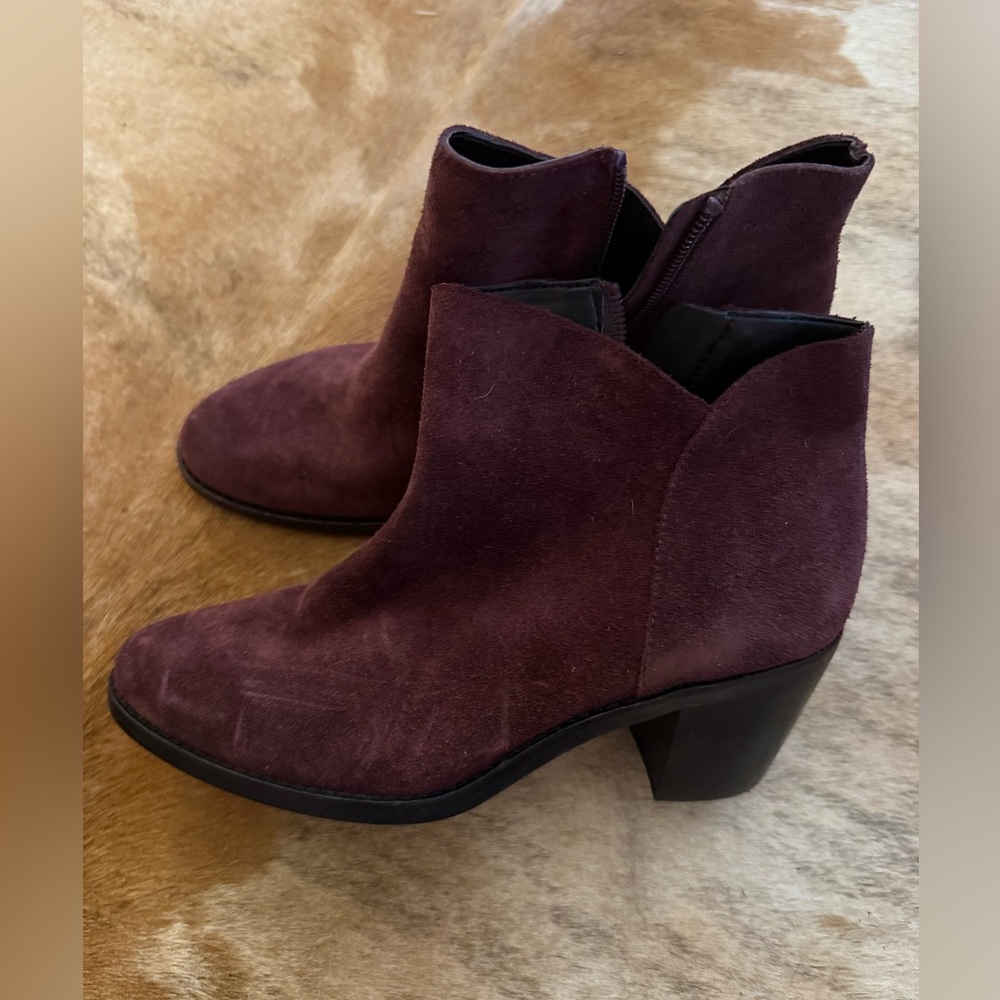 Lands End Womens Heeled Asymmetric Booties in dark burgundy. Fits like 7.5.
